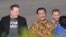 Miliarder teknologi Elon Musk berjalan bersama Menteri Koordinator Kemaritiman dan Investasi Luhut Binsar Pandjaitan saat tiba di bandara Internasional Ngurah Rai di Denpasar, 19 Mei 2024. (Foto: AFP/Sonny Tumbelaka)