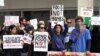 Activistas protestan contra la guerra frente a la embajada de Estados Unidos en Tel Aviv.