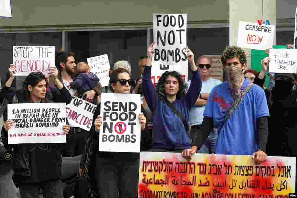 Activistas protestan contra la guerra frente a la embajada de Estados Unidos en Tel Aviv.