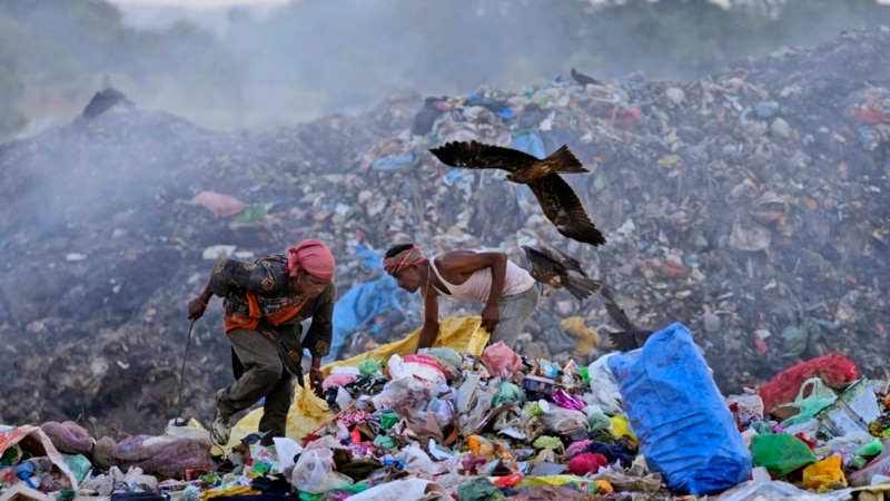 For India's garbage pickers, extreme heat makes miserable, dangerous job worse