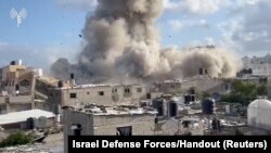 Sebuah ledakan terjadi di tempat yang menurut militer Israel adalah sebuah terowongan di kompleks Rumah Sakit AI Shifa di Gaza, 24 November 2023 lalu (foto: dok).