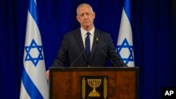 Benny Gantz mengumumkan pengunduran dirinya dari kabinet Israel, di Ramat Gan hari Minggu (9/6).