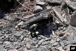 Radnici civilne odbrane pregledaju srušenu kuću unišenu u izraelskom vazdušnom udaru u Čebai, libanskom gradu nedaleko od granice sa Izraelom, u južnom Libanu, 26. juna 2024.