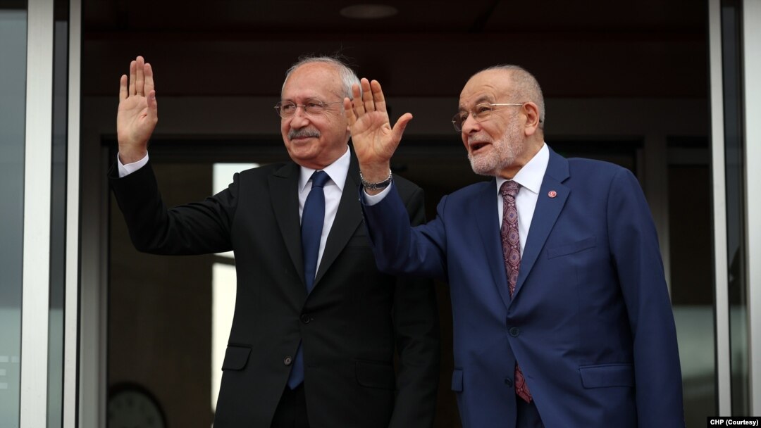CHP lideri Kemal Kılıçdaroğlu'nu, Millet İttifakı toplantısına evsahipliği yapan Saadet Partisi Genel Başkanı Temel Karamollaoğlu karşıladı.