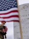 Pripadnik američke vojske na Nacionalnom groblju u Arlingtonu, na području Washingtona, 25. maja 2023. godine. (Foto: AP/Andrew Harnik)