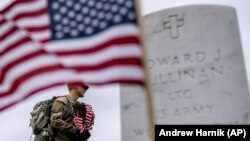 Pripadnik američke vojske na Nacionalnom groblju u Arlingtonu, na području Vašingtona, 25. maja 2023. godine. (Foto: AP/Andrew Harnik)