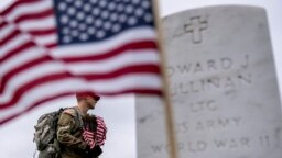 Pripadnik američke vojske na Nacionalnom groblju u Arlingtonu, na području Vašingtona, 25. maja 2023. godine. (Foto: AP/Andrew Harnik)