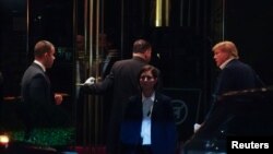 Bivši američki predsjednik Donald Trump stiže u Trump Tower, uoči njegovog pojavljivanja na suđenju za građansku prevaru u New Yorku, 1. oktobra 2023.