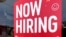 Un restaurante de servicio rápido de Norhbrook, Illinois, anuncia puestos de trabajo abiertos el 22 de mayo de 2023. Desde entonces las ofertas de empleo han disminuido en todo EEUU, según un informe publicado el 29 de agosto de 2023.