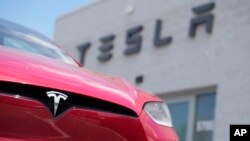 FILE - Sebuah kendaraan sport Model X berada di luar toko Tesla di Littleton, Colorado, 18 Juni 2023. Pembuat kendaraan listrik Tesla telah memulai pembangunan pabrik di Shanghai untuk membuat baterai penyimpan energi Megapack. (AP/David Zalubowski)