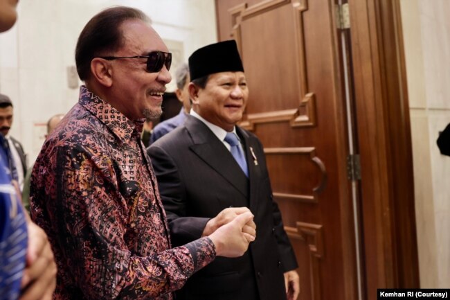 Prabowo Subianto pada Kamis (4/4) disambut Perdana Menteri Malaysia Anwar Ibrahim. (Foto: Kemhan RI)