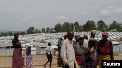 Sejumlah warga Kongo yang kehilangan tempat tinggalnya terlihat berada di kamp Kigonze IDP yang terletak di Bunia, provinsi Ituri pada 2 Maret 2023. (Foto: Reuters/Paul Lorgerie)