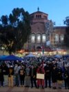 Propalestinski demonstranti stvaraju živi zid držeći se za ruke u kampusu Univerziteta Kalifornije (UCLA), 1. maja 2024, u Los Anđelesu.