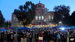 Propalestinski demonstranti stvaraju živi zid držeći se za ruke u kampusu Univerziteta Kalifornije (UCLA), 1. maja 2024, u Los Anđelesu.