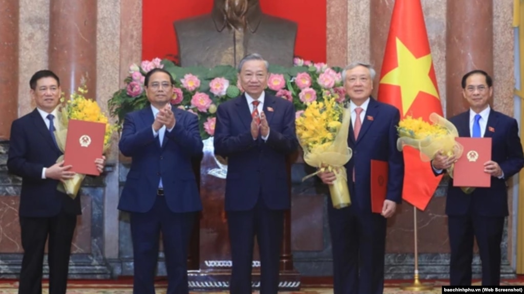 Tổng Bí thư-Chủ tịch nước Tô Lâm, Thủ tướng Phạm Minh Chính trao bổ nhiệm, chúc mừng các tân phó thủ tướng Bùi Thanh Sơn (thứ 1, phải), Nguyễn Hòa Bình (thứ 2, phải) và Hồ Đức Phớc (thứ 1, trái).