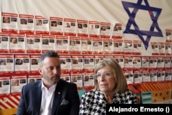 Ofelia y su sobrino Hernán, famoso comentarista deportivo en Argentina, conversan con la VOA en Jerusalén, el 18 de diciembre de 2023.