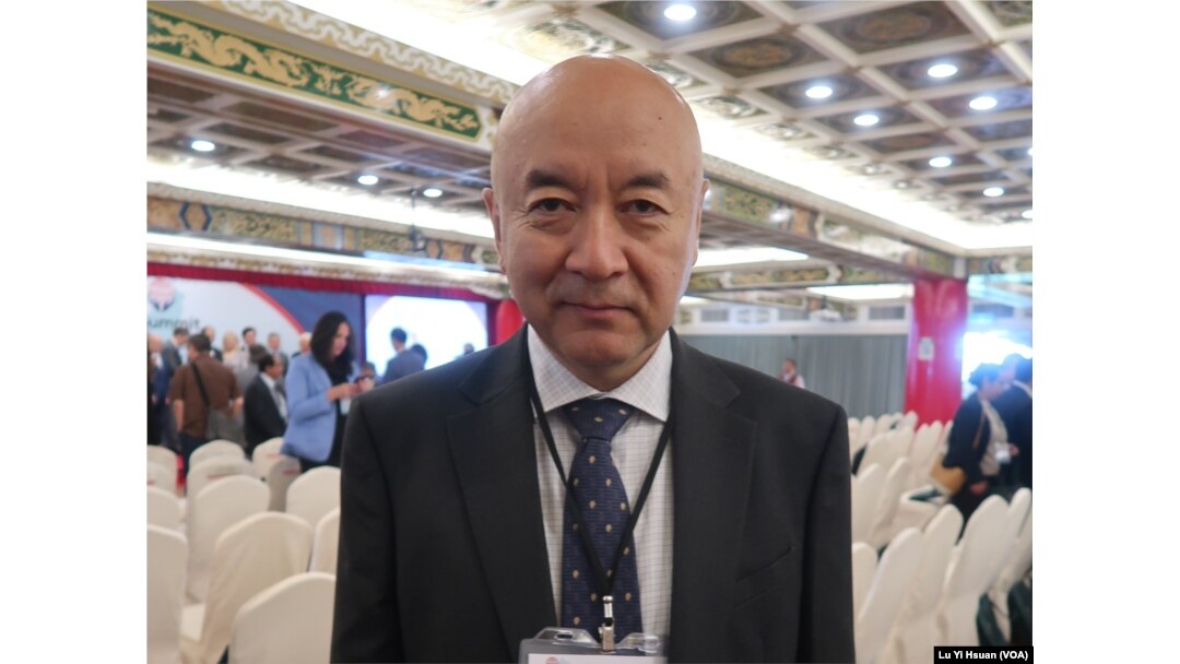 現居倫敦的世界維吾爾基督教聯盟首席執行官安華托帝・博格達(Enver Tohti Bughda)(美國之音特約記者李賢拍攝)。