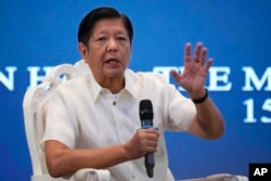 Presiden Filipina Ferdinand Marcos Jr. saat menjawab pertanyaan dalam forum Asosiasi Koresponden Asing Filipina pada Senin, 15 April 2024, di Manila, Filipina. (Foto: AP)