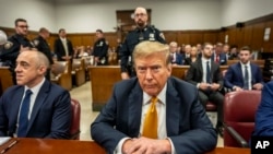 El expresidente Donald Trump se sienta en el Tribunal de Manhattan en Nueva York, el 21 de mayo de 2024.