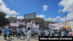 Des étudiants de la Faculté des Sciences de la Santé de l’Université Lúrio de Nampula, Mozambique.