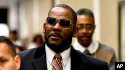 El músico R. Kelly sale del Centro Daley tras una audiencia en su caso de manutención infantil, el 8 de mayo de 2019, en Chicago, EEUU. 