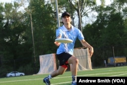 Lucien Noël of the University of North Carolina's Darkside Ultimate frisbee team throws a backhand during warmup at team practice, Thursday April 13, 2023 in Chapel Hill, North Carolina. (VOA/Andrew Smith)