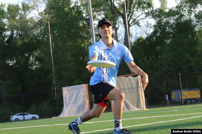 Lucien Noël of the University of North Carolina's Darkside Ultimate frisbee team throws a backhand during warmup at team practice, Thursday April 13, 2023 in Chapel Hill, North Carolina. (VOA/Andrew Smith)