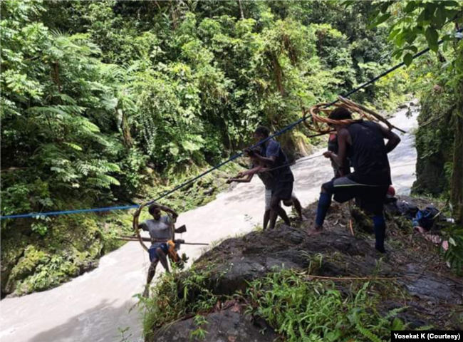 Pengungsi mengalir dari distrik-distrik menuju ke Ibu Kota Kabupaten Nduga, Keenyam yang dianggap lebih aman. (Foto: Courtesy/Yosekat K)