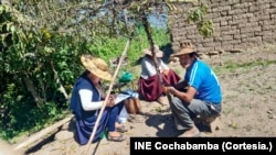 Censistas en la región de Morochata realizan la consulta a los vecinos de la zona- Cortesía: INE Cochabamba