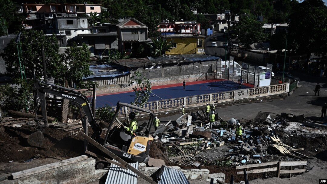 Operasi pembongkaran kota kumuh distrik "Talus 2" di Koungou, pulau Mayotte milik Prancis di Samudra Hindia, 22 Mei 2023. (Philippe LOPEZ/AFP)