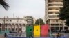 Fonte adornada com a bandeira senegalesa na Place de l'Indépendance, a 20 de março de 2024, Dacar, Senegal.