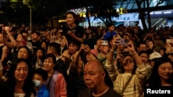 遊客在香港維多利亞港觀賞五一節的煙火。 （2024年5月1日）