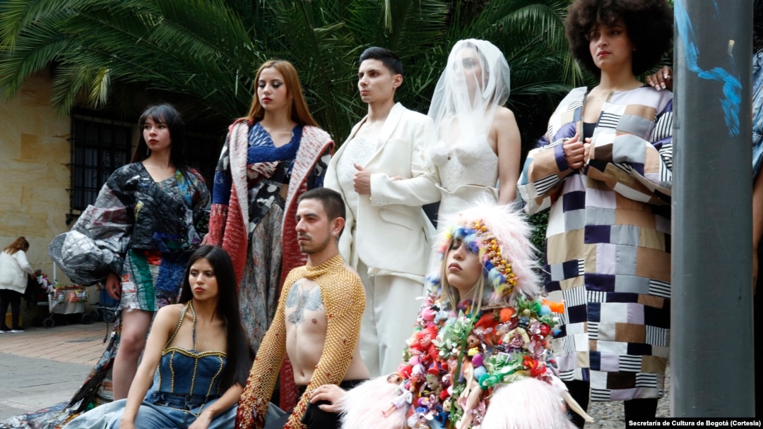 Los vestidos fueron hechos con papel, cartón, lata, vidrio, costales, cáscaras de huevo, colillas de cigarrillo, plástico, entre otros materiales.