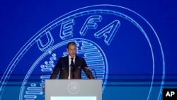 Aleksander Ceferin, presiden UEFA, menyampaikan pidato di awal kongres UEFA ke-47 di Lisbon, Rabu, 5 April 2023. (AP/Armando Franca)