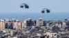 资料照片：加沙地带上空空投的人道救援物资。(2024年3月26日）