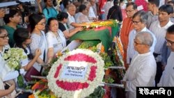 শহীদ মিনারে পঙ্কজ ভট্টাচার্যের প্রতি শেষ শ্রদ্ধা জানাচ্ছেন সর্বস্তরের মানুষ।
