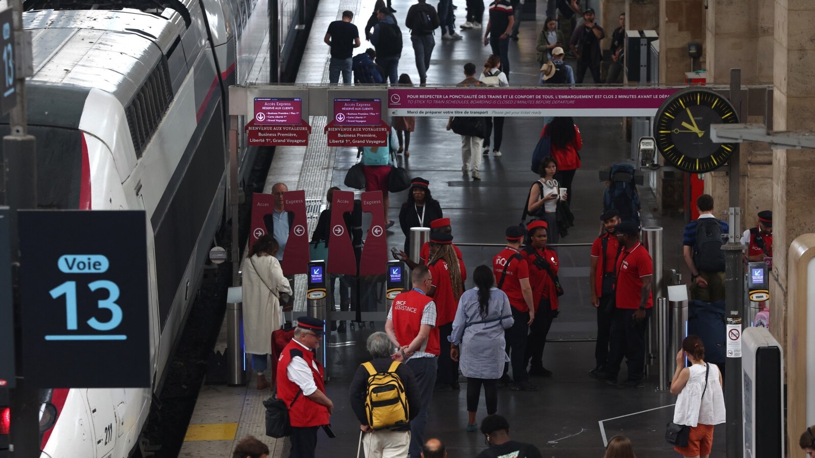 Para anggota staf perusahaan kereta api dan penumpang terlihat di stasiun kereta api Gare du Nord menyusul ancaman terhadap jaringan kereta api cepat Prancis menjelang upacara pembukaan Olimpiade Paris 2024, Jumat, 26 Juli 2024. (Foto: Yves Herman/Reuters)