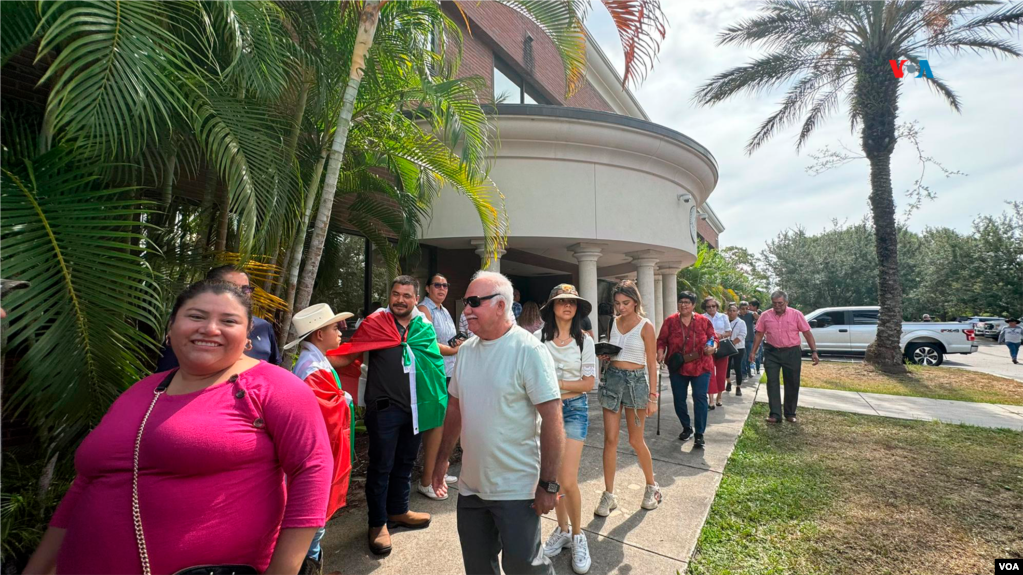 Cientos de mexicanos en Estados Unidos salieron a emitir su voto para elegir a sus autoridades. Foto: VOA, José Pernalete