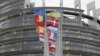 FILE - Bendera Eropa berkibar di luar Parlemen Eropa di Strasbourg, Prancis timur, 7 Februari 2024. (AP/Jean-Francois Badias)