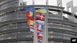 FILE - Bendera Eropa berkibar di luar Parlemen Eropa di Strasbourg, Prancis timur, 7 Februari 2024. (AP/Jean-Francois Badias)