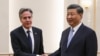 Menteri Luar Negeri AS Antony Blinken (kiri) berjabat tangan dengan Presiden China Xi Jinping di Aula Besar Rakyat di Beijing pada 19 Juni 2023. (Foto: AFP)