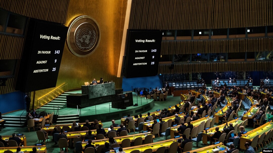 在纽约联合国总部，屏幕显示联合国大会就一项承认巴勒斯坦人有资格成为联合国全面成员国的决议草案所进行的表决结果。(2024年5月10日)