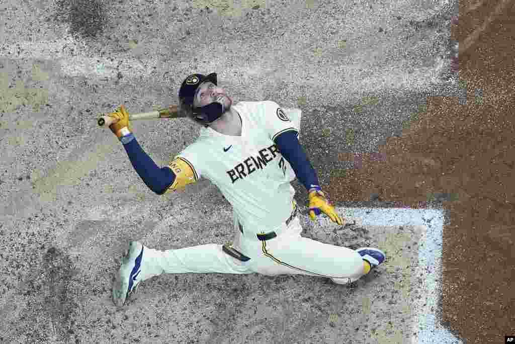 Milwaukee Brewers' Brice Turang looks up as he pops out during the fifth inning of a baseball game against the Texas Rangers In Milwaukee, June 24, 2024.