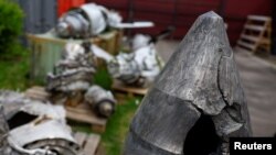 乌克兰基辅科学研究所里展示的被乌军击落的俄罗斯高超音速“匕首”导弹的残骸碎片。（2023年5月12日）
