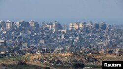 Edifícios em ruínas em Gaza, em meio ao conflito em curso entre Israel e o grupo islâmico palestiniano Hamas, visto do sul de Israel, 30 Dezembro 2023. 