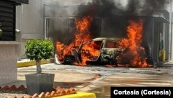En esta imagen tomada de un video difundido en redes sociales se observa cómo un vehículo se incinera por completo presuntamente por una falla en su bomba de gasolina, en Maracaibo, Venezuela, este lunes 24 de abril de 2023.