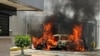 Imagen tomada de un video difundido de un vehículo incinerado presuntamente por una falla en su bomba de gasolina, en Maracaibo, Venezuela.