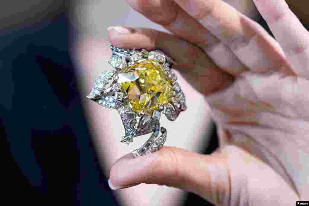 The Allnatt, a 101.29-carat yellow diamond, mounted as a brooch by Cartier, is displayed ahead of auction, during a Sotheby&#39;s media preview in Geneva, Switzerland.