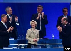 Presiden Komisi Eropa Ursula von der Leyen (tengah) bersama (kiri-kanan) Presiden Rumania Klaus Iohannis, Kanselir Austria Karl Nehammer, PM Kroasia Andrej Plenkovic, PM Yunani Kyriakos Mitsotakis dan Presiden Partai Rakyat Eropa (EPP) Manfred Weber. (Daniel MIHAILESCU / AFP)