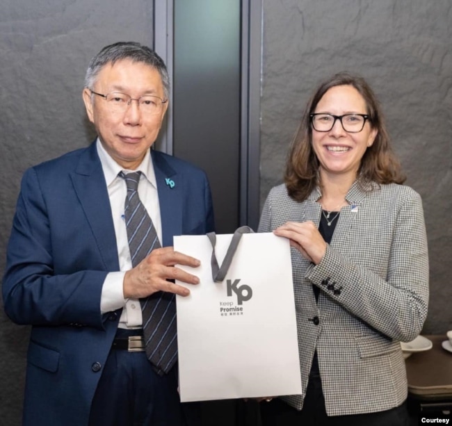 民眾黨總統候選人柯文哲致贈AIT主席羅森伯格(Laura Rosenberger)選戰募款小物。 (柯文哲競選辦公室提供)